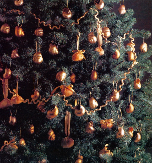 Food Decorations. This tree positively gleams with shells and pasta.